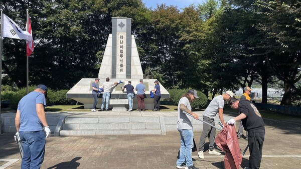 캐나다 전투기념비를 찾아 환경정화 봉사활동을 하고 있는 얼티엄캠 임직원들. 사진=포스코퓨처엠