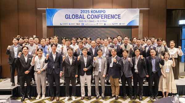 지난 1일부터 양일간 한국중부발전에서 개최한 'KOMIPO 글로벌 컨퍼런스'애서 주요 참석자들이 단체 기념 사진을 찍는 모습. 사진=한국중부발전 제공