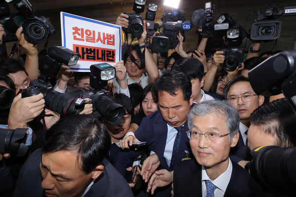 조희대 대법원장이 13일 서울 여의도 국회에서 열린 대법원 등에 대한 법제사법위원회 국정감사에서 정회가 선언된 이후 국감장 빠져나오고 있다. 사진=연합뉴스