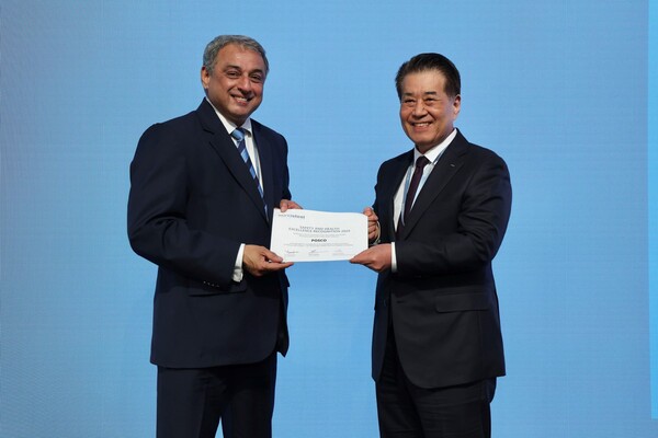 지난 13일(현지시간) 미국 워싱턴 D.C.에서 열린 세계철강협회 안전보건 우수사례 공모전 시상식에 참여한 장인화 포스코그룹 회장과 나렌드란 타타스틸 CEO가 기념촬영을 하고 있다. 사진=포스코그룹