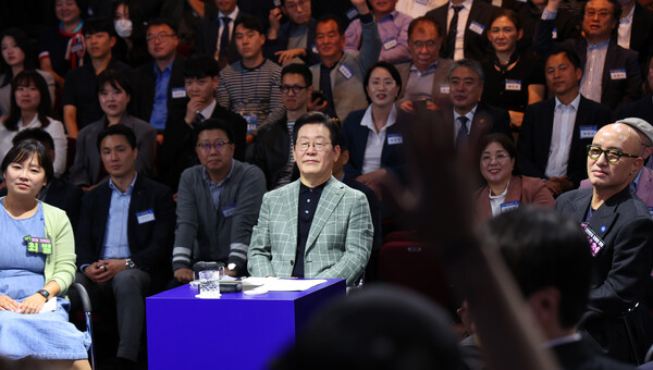 이재명 대통령이 14일 서울 동대문구 콘텐츠문화광장에서 열린 디지털토크라이브 '국민의 목소리, 정책이 되다' 간담회에서 민생경제의 어려움을 주제로 국민과 소통했다. 사진=연합뉴스 