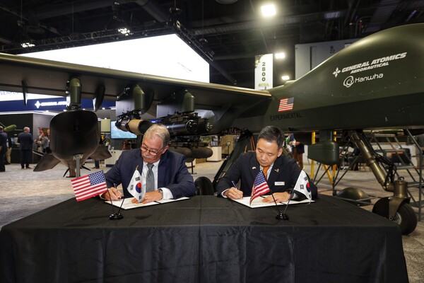 김선 한화에어로스페이스 항공사업부장(오른쪽)과 데이비드 알렉산더 제너럴 아토믹스 에어로노티컬 시스템즈 사장이 14일(현지시간) 미국 워싱턴DC에서 열린 AUSA 전시회에서 ‘그레이 이글 단거리이착륙(GE-STOL) 무인기 공동개발 및 생산 협력 계약식’에서 서명하고 있다. 사진=한화에어로스페이스