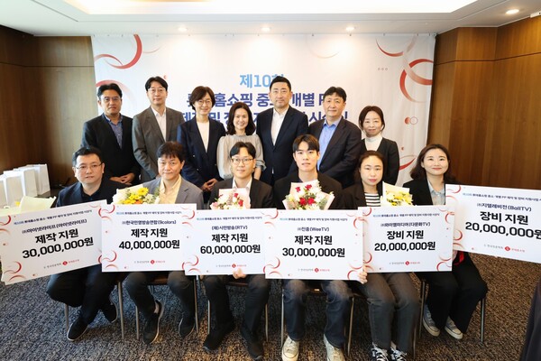 (뒷줄 왼쪽 첫번째부터) 구해운 롯데홈쇼핑 동반성장팀장, 지성욱 한국언론학회 부회장, 정윤경 순천향대 교수, 배진아  한국언론학회장, 이동규 롯데홈쇼핑 커뮤니케이션부문장, 이상복 한국언론학회 부회장, 홍주현 부회장이 기념촬영을 하고 있다. 사진=롯데홈쇼핑 제공