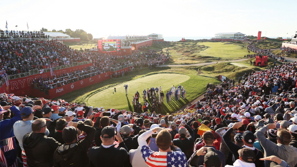 골프 경기를 관람객들이 지켜보고 있다. 사진=BMW코리아 제공