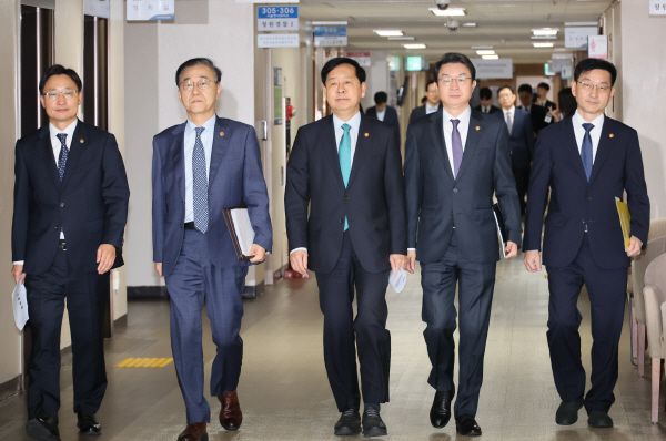 (왼쪽부터) 임광현 국세청장, 김윤덕 국토교통부 장관, 구윤철 경제부총리, 이억원 금융위원장, 윤창렬 국무조정실장이 서울 정부서울청사에서 열린 주택시장 안정화 대책 관계부처 합동브리핑을 위해 이동하고 있다. 사진=연합뉴스