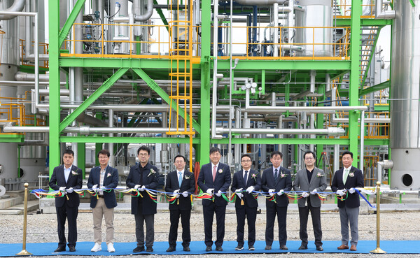 김태영 과학기술정보통신부 과장, 김재영 현대건설 기술연구원장 등을 비롯한 주요 관계자들이 ‘CO2 포집·액화 통합공정 실증시설 준공식’ 기념사진을 촬영하고 있다. 사진=현대건설