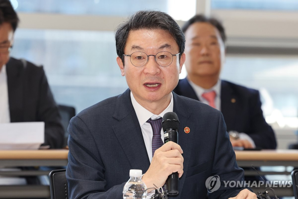 15일 이억원 금융위원장이 서울 중구 서민금융진흥원에서 열린 '소비자중심 금융' 대전환을 위한 현장 간담회에서 발언하고 있다. (사진=연합뉴스)