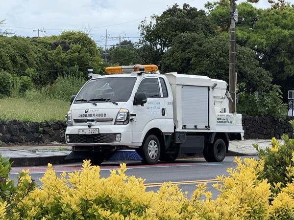 시범운행 차량이 제주 시내를 주행하며 도로를 청소하고 있는 모습. 사진=LG유플러스