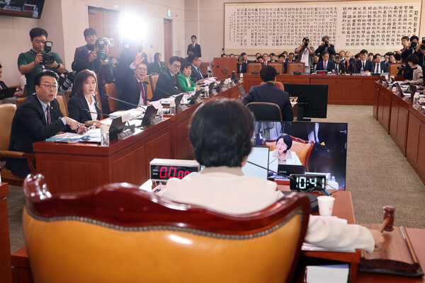 국회에서 16일 열린 감사원 등에 대한 법제사법위원회 국정감사에서 추미애 위원장이 긴급 회의를 위해 의사봉을 두드리며, 감사 중지를 선포하고 있다. 사진=연합뉴스 