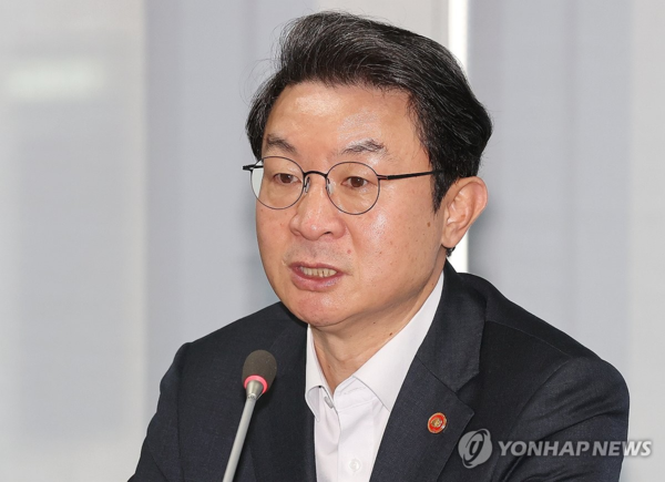 16일 서울 종로구 손해보험협회에서 열린 '금융위원장-보험회사 CEO 간담회'에서 이억원 금융위원장이 발언하고 있다. (사진=연합뉴스)