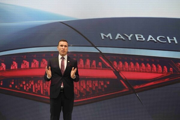 메르세데스-마이바흐를 소개하고 있는 바이틀 사장. 사진=메르세데스-벤츠 코리아