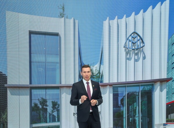 바이틀 사장이 '마이바흐 브랜드 센터 서울'을 발표하고 있다. 사진=메르세데스-벤츠 코리아