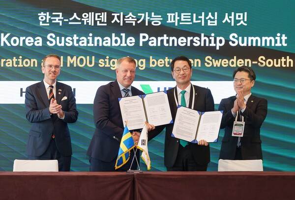 초고압직류송전(HVDC) 기술에 대한 전략적 협력 업무협약을 체결하고 있는 HD현대일렉트릭과 히타치에너지 관계자들. 사진=HD현대일렉트릭