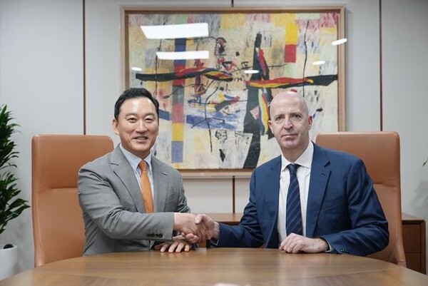 성환 한국투자증권 사장(왼쪽)과 댄 왓킨스(Dan Watkins) JP모간 아시아태평양CEO가 16일 서울 여의도 한국투자증권 본사에서 만나 전략적 비즈니스 협력방안을 논의한 뒤 기념촬영을 하고 있다. 사진=한국투자증권