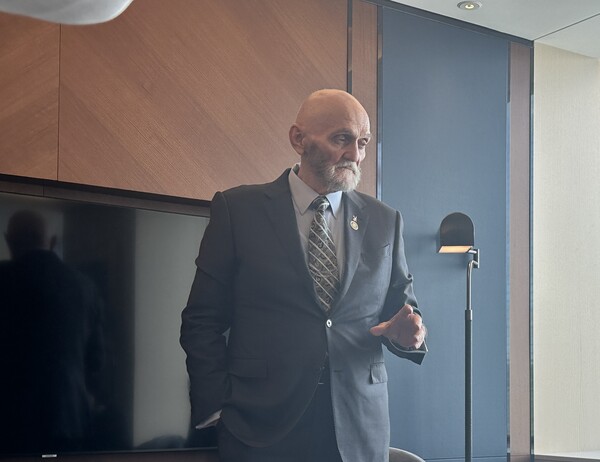 미국 보잉사를 상대로 소송을 제기한 제주항공 참사 유가족 측 법률대리인 찰스 허만 변호사가 16일 서울 강남구 한 호텔에서 기자간담회를 열고 있다.