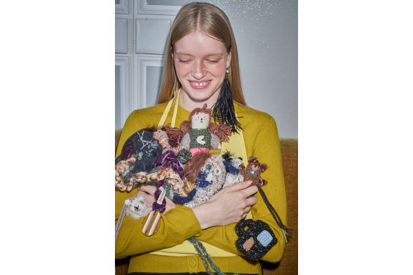 쿠론(Couronne)이 핸드메이드 니트 브랜드 ‘미수아바흐브(Misu a Barbe)’와 협업한 컬렉션을 선보인다. 사진=코오롱FnC 제공