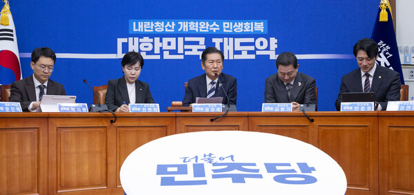 정청래 더불어민주당 대표가 17일 국회에서 열린 최고위원회의를 주재하고 있다. 사진=연합뉴스 