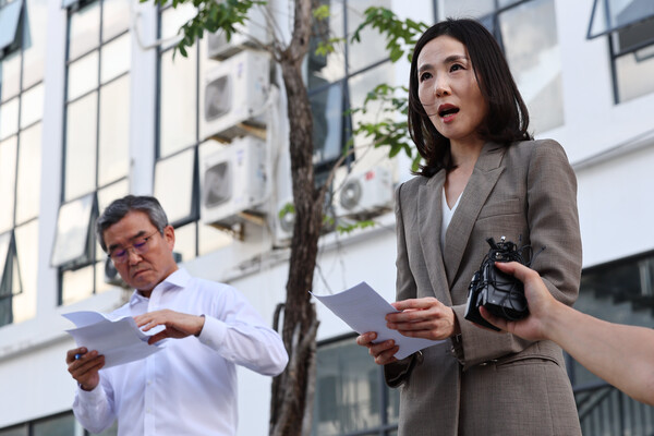 캄보디아로 파견된 정부 합동대응팀 단장인 김진아 외교부2차관과 박성주 경찰청 국가수사본부장이 지난 16일(현지시간) 캄보디아 프놈펜 인근 범죄단지인 태자단지 현장점검을 마친 뒤 브리핑하고 있다. 사진=연합뉴스