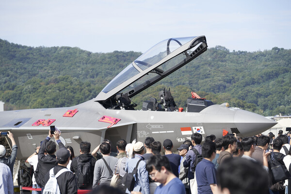 ADEX KF-21 지상 전시. 사진=KAI