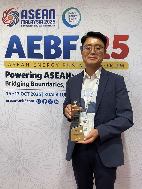 지난 16일 말레이시아 쿠알라룸푸르 컨벤션센터에서 열린 ‘2025 아세안 에너지상(2025 ASEAN Coal Award)’ 시상식에서 김호희 인도네시아 칼셀 발전소 기술이사가 수상 후 기념사진을 찍는 모습. 사진=한국동서발전 제공