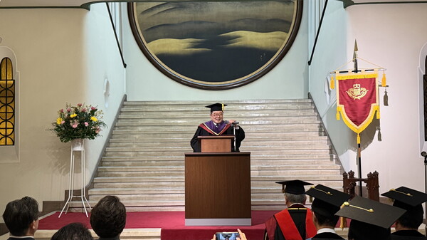 와세다대로부터 명예 법학박사 학위를 받고 답사를 하고 있는 구자열 LS 이사회 의장. 사진=사진=LS그룹