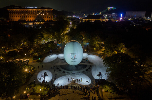 지난 15일 오후 경북 경주시 보문단지 호반 광장에서 APEC 보문단지 야간경관개선 '빛의 향연' 시연회가 진행되고 있다. 사진=연합뉴스