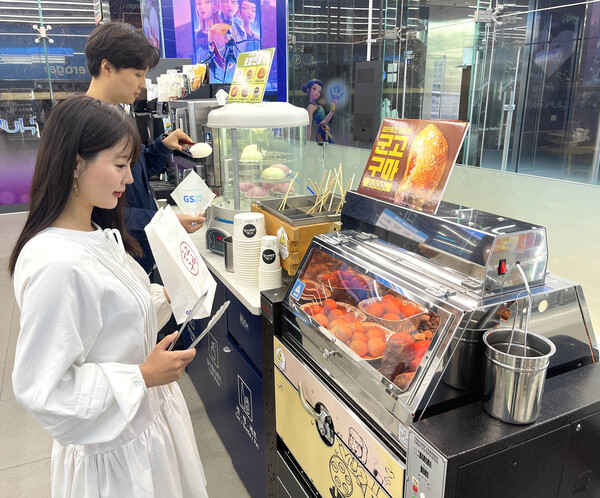 고객들이 GS25에서 동절기 먹거리를 고르고 있다. 사진=GS리테일 제공