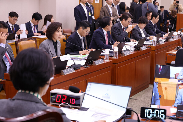 국회 법제사법위원회에서 사법를 놓고 또 다시 여야 의원들이 충돌했다. 나경원 국민의힘 의원(앞줄 왼쪽부터 두번째)이 20일 서울 여의도 국회에서 열린 2025년도 법사위 국정감사에서 신상 발언 중이다. 사진=연합뉴스 