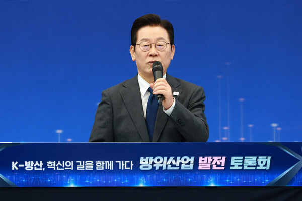 이재명 대통령이 20일 경기도 고양시 킨텍스에서 열린 방위산업 발전 토론회에서 자주국방 실현을 위한 대대적인 투자를 예고했다. 사진=대통령실통신사진기자단