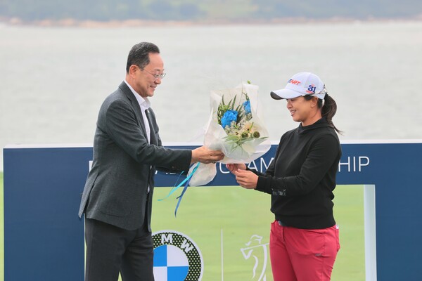 LPGA대회 시상식(명현관 군수, 김세영 선수) (사진제공=해남군)