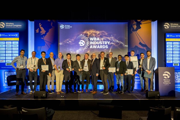 기념사진을 찍고 있는 세계 초고속 무선사업자 협의체(WBA) 어워드 수상자들. 사진=한국전력공사