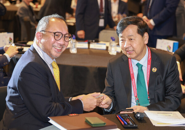 윤철 부총리 겸 기획재정부 장관(오른쪽)이 21일 인천 중구 인스파이어 리조트에서 열린 경제발전경험 공유사업(KSP) 성과공유 콘퍼런스 개회식에서 에두아르도 페드로사 아시아태평양경제협력체(APEC) 사무국장과 악수하고 있다. 사진=연합뉴스 