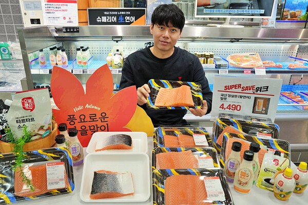 서울시 송파구에 위치한 롯데마트 제타플렉스 잠실점 수산 코너에서 국산 연어를 홍보하는 조성연 MD의 모습. 사진=롯데마트 제공