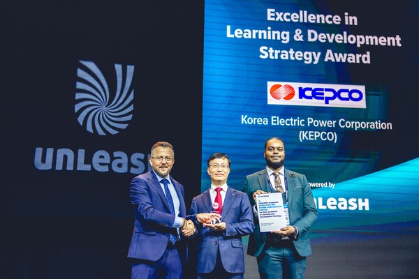 (왼쪽부터) 엘리엇 토마스 unleash 최고 수익 책임자(CRO), 윤여일 한전 인사처장, 모 코기 unleash 영업 총괄(Head of Sales). 사진=한국전력공사