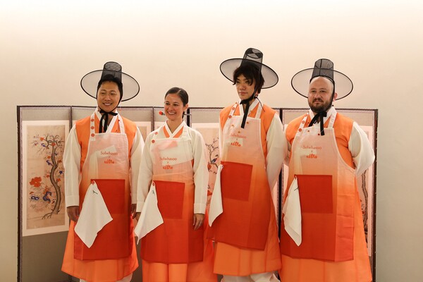 (왼쪽부터) 지한 리, 수잔 컵스, 유 시마노, 피델 카바예로가 기념촬영을 하고 있다. 사진=아모레퍼시픽 제공