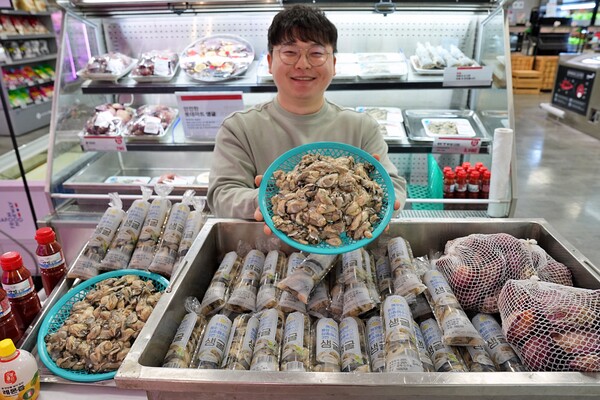 서울시 송파구에 위치한 롯데마트 제타플렉스 잠실점 수산 코너에서 생굴을 홍보하는 이양규 MD의 모습. 사진=롯데마트 제공