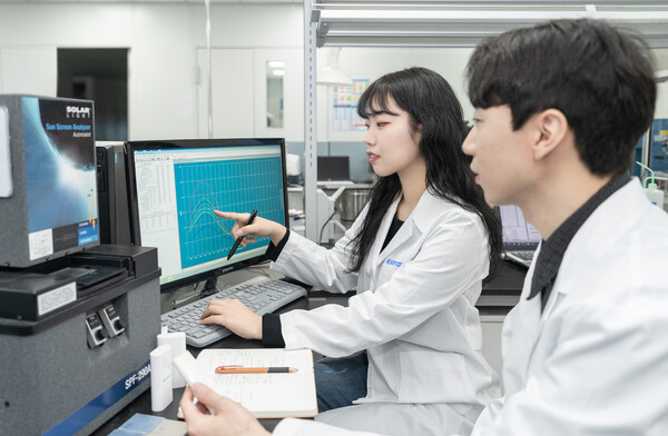 한국콜마 연구원이 자외선차단 기술 관련 연구를 진행하고 있다. 사진=한국콜마 제공