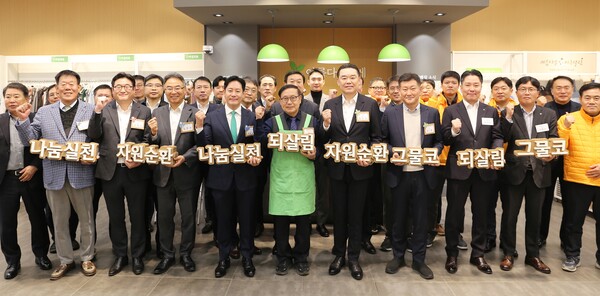 하이트진로는 2012년부터 비영리 사회적 기업 ‘아름다운가게’와 함께 나눔바자회 ‘아름다운하루 특별전’을 매년 운영하며, 기증 물품 판매 수익금으로 취약계층을 지원하는 ‘아름다운 희망나누기’ 사업을 이어오고 있다. 사진=하이트진로