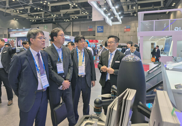 서울 국제 항공우주 및 방위산업 전시회 참가 기업 부스에서 설명을 듣고 있는 세종대 관계자들. 사진=세종대학교