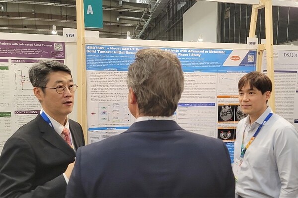 김범석 서울대병원 혈액종양내과 교수(왼쪽)와 이동준 한미약품 ONCO임상팀 선임연구원(오른쪽)이 유럽종양학회(ESMO Congress 2025)에서 HM97662의 임상 1상 연구 내용을 설명하고 있다(사진=한미약품)