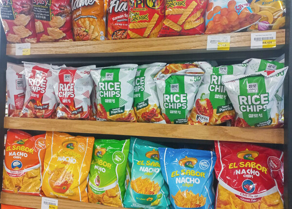 파키스탄에서 판매하는 '쌀로칩 플레이밍 핫', '쌀로칩 스모크드 파프리카'가 진열된 모습. 사진=롯데웰푸드