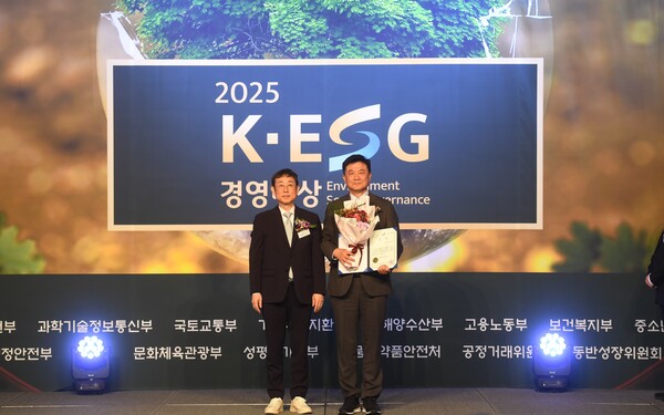 (왼쪽부터) 동아일보 천광암 논설주간, 한세실업 차석만 전무가 기념촬영을 하고 있다. 사진=한세실업 제공