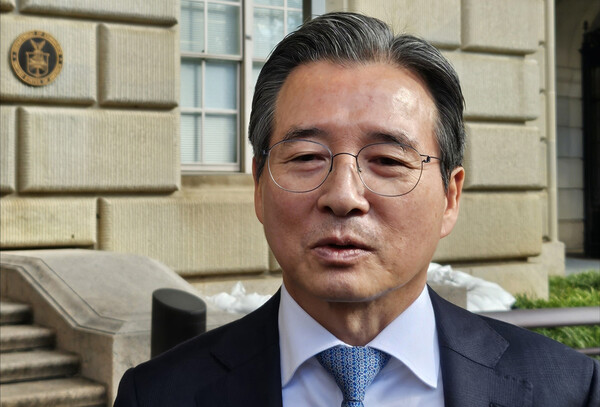 김용범 대통령실 정책실장이 22일(현지시간) 김정관 산업통상부 장관과 미국 워싱턴 DC에 있는 미 상무부 청사에서 하워드 러트닉 상무장관과 만난 뒤 기자들과 인터뷰하고 있다. 사진=연합뉴스 