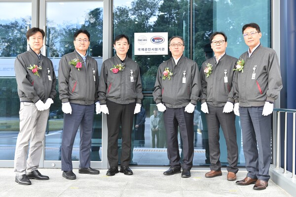 (왼쪽 두번째부터) 서장철 전력개발본부 최고기술책임자(CTO), 오재석 생산·연구개발(R&D) 총괄 최고운영책임자(COO), 이상준 자동화 COO 전무. 사진=LS일렉트릭