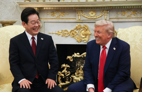 한미 정상회담을 하며 함께 웃고 있는 이재명 대통령(왼쪽)과 도널드 트럼프 미국 대통령. 사진=연합뉴스