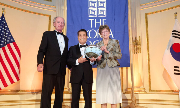 23일(현지시간) 미국 뉴욕에서 열린 ‘2025 밴플리트상’ 시상식에서 장인화 포스코그룹 회장(가운데)이 수상 후 토마스 번 코리아소사이어티 회장(왼쪽), 캐슬린 스티븐스 이사장과 함께 기념촬영을 하고 있다. 사진=포스코홀딩스