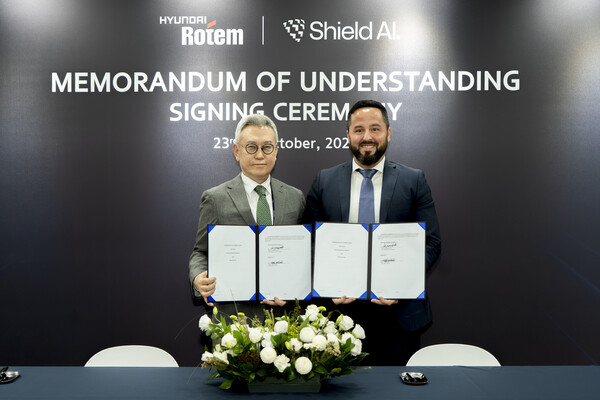 이정엽(왼쪽) 현대로템 부사장과 마이크 한린 쉴드AI 글로벌 전략 및 사업개발 총괄이 지난 23일 경기 고양시 킨텍스(KINTEX)에서 열린 ‘2025 서울 국제 항공우주 및 방위산업 전시회(ADEX)’에서 ‘국방 AI 기반 다목적 드론 운용 기술 개발을 위한 업무협약’을 체결한 후 기념촬영을 하고 있다. 사진=현대로템