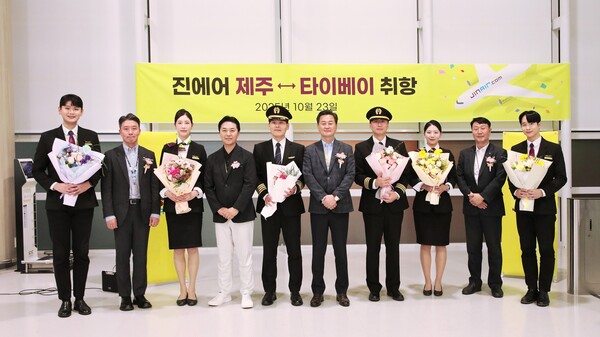 진에어 제주~타이베이 취항식에서 진에어 임직원들이 기념 촬영을 하고 있다. 사진=진에어
