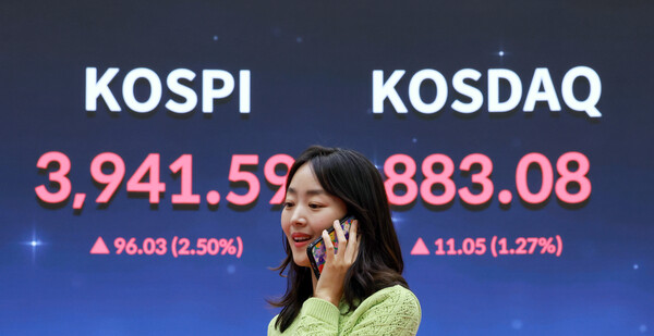 24일 서울 영등포구 여의도 한국거래소 홍보관에 코스피 종가가 표시돼 있다. 사진=연합뉴스