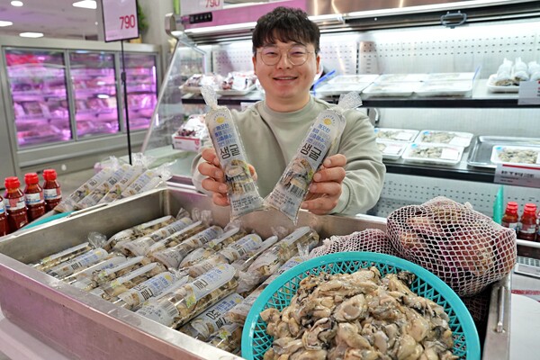 서울시 송파구에 위치한 롯데마트 제타플렉스 잠실점 수산 코너에서 생굴을 홍보하는 이양규 MD의 모습. 사진=롯데마트